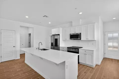 Kitchen - 894 Fruitwood Ave, Clovis, CA 93619 photo 2 of 5