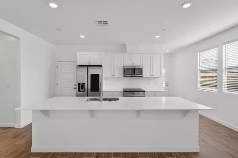 Kitchen - 894 Fruitwood Ave, Clovis, CA 93619 photo 3 of 5