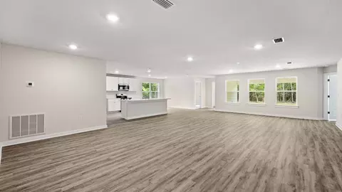 Living - 3722 Deltona Blvd, Chipley, FL 32428 photo 5 of 5