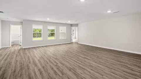 Living - 3722 Deltona Blvd, Chipley, FL 32428 photo 4 of 5