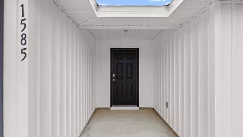 Entry Way - 3722 Deltona Blvd, Chipley, FL 32428 photo 1 of 6