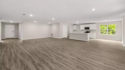 Living - 3722 Deltona Blvd, Chipley, FL 32428 photo 3 of 5