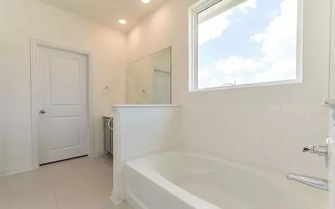 Bath - 110 Olympic Park Dr, Kyle, TX 78640 photo 2 of 10