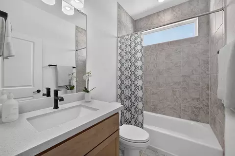 Bath - 7812 Skytree Dr, Austin, TX 78744 photo 5 of 7
