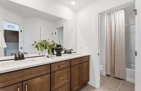 Bath - 1620 Landy Dr, Deerfield, IL 60015 photo 3 of 4