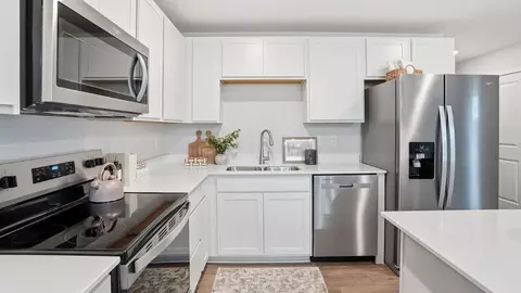 Kitchen - 6430 Silver Canoe Way, Galloway, OH 43119 photo 6 of 13
