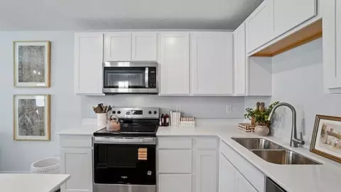 Kitchen - 6430 Silver Canoe Way, Galloway, OH 43119 photo 11 of 13