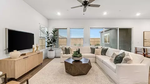 Living - Jewetta & 7th Standard, Shafter, CA 93263 photo 1 of 1