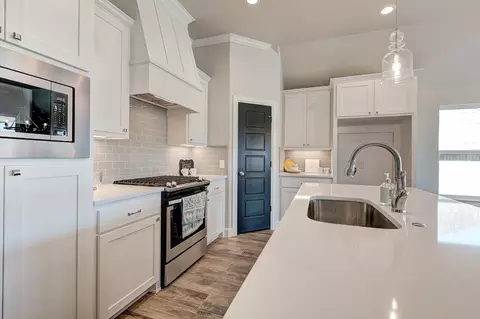 Kitchen - 7201 E Oakland St, Broken Arrow, OK 74014 photo 7 of 8