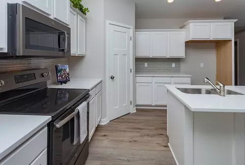 Kitchen - White Oak Ln, Granger, IA 50109 photo 4 of 7