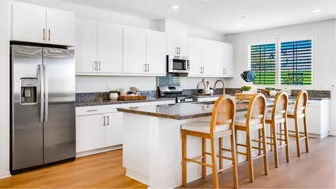 Kitchen - 17348 Cascade Ct, Hesperia, CA 92345 photo 3 of 4
