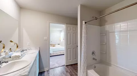 Bath - 1545 Meadows Dr, Benton, AR 72019 photo 2 of 3