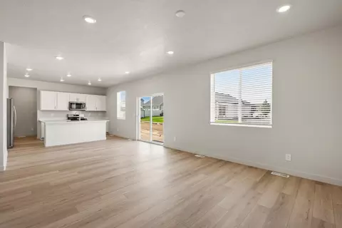Living - 847 N 260 E, Santaquin, UT 84655 photo 2 of 4