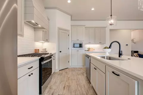 Kitchen - 7201 E Oakland St, Broken Arrow, OK 74014 photo 3 of 6