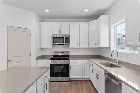 Kitchen - 1807 E Sierra Pines Dr, Eagle Mountain, UT 84005 photo 2 of 4