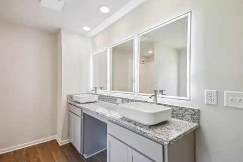 Bath - 146 Post Oak Dr, Jackson, GA 30233 photo 3 of 9