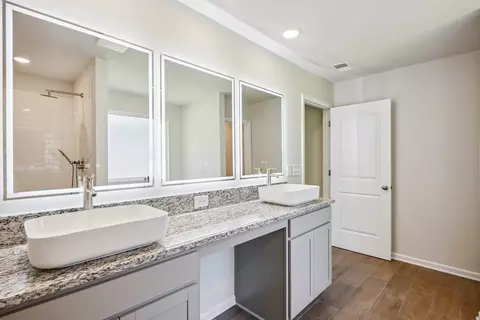 Bath - 146 Post Oak Dr, Jackson, GA 30233 photo 5 of 9