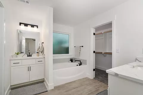 Bath - 1107 W Jay St, Ozark, MO 65721 photo 4 of 5