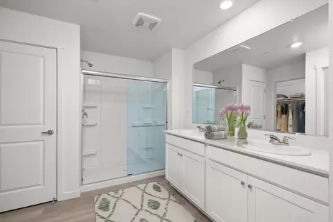 Bath - 632 Darlington Way, Patterson, CA 95363 photo 1 of 3