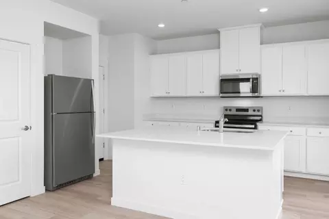 Kitchen - 632 Darlington Way, Patterson, CA 95363 photo 2 of 2