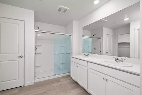 Bath - 632 Darlington Way, Patterson, CA 95363 photo 2 of 3