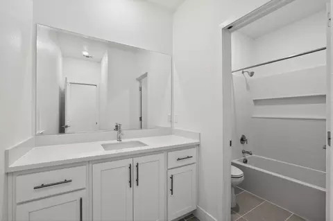 Bath - 8120 Lamplight Dr, Tracy, CA 95377 photo 3 of 3