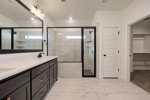 Bath - 4909 Vinca Ln, Edmond, OK 73034 photo 3 of 7