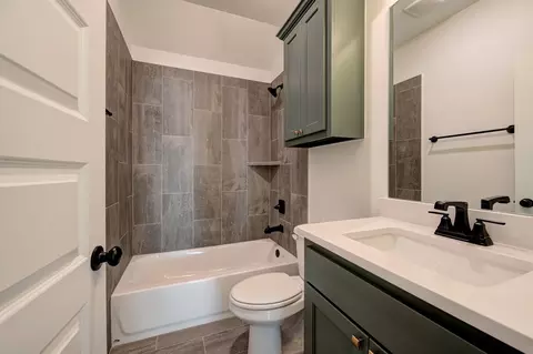 Bath - 4909 Vinca Ln, Edmond, OK 73034 photo 7 of 7