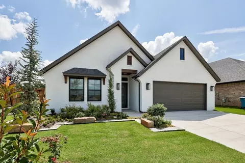 Exterior - 4909 Vinca Ln, Edmond, OK 73034 photo 2 of 3