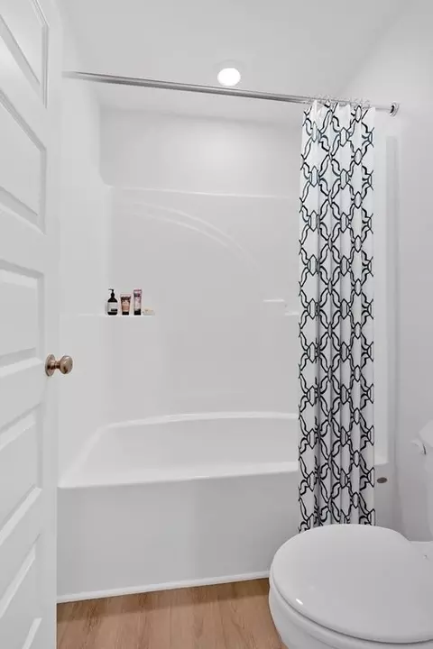Bath - 618 Lovers Lane Rd, Calhoun, GA 30701 photo 2 of 5