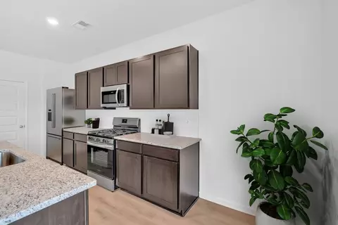 Kitchen - 618 Lovers Lane Rd, Calhoun, GA 30701 photo 4 of 9