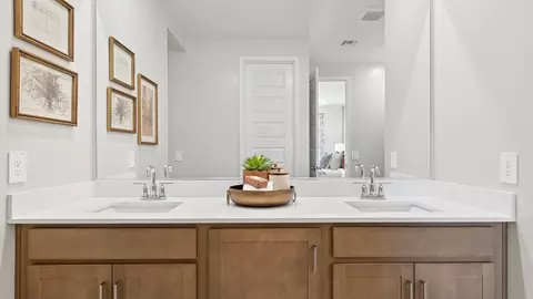Bath - 2512 E Villa Linda Dr, Phoenix, AZ 85024 photo 2 of 10