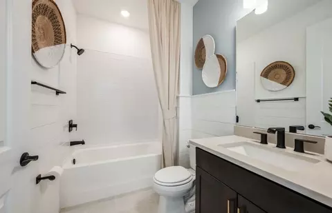 Bath - 9931 Johnson Oaks Gln, Parrish, FL 34219 photo 3 of 3