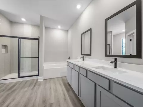 Bath - 13408 Lake Gallagher Dr, Dover, FL 33527 photo 1 of 3