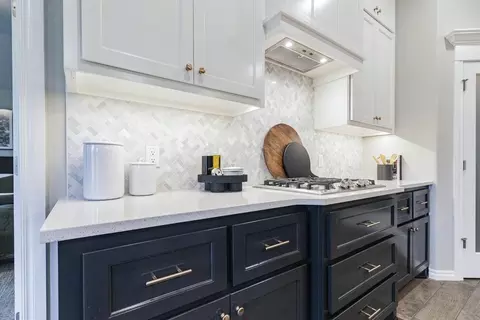 Kitchen - 932 Hydrangea Way, Edmond, OK 73034 photo 3 of 19