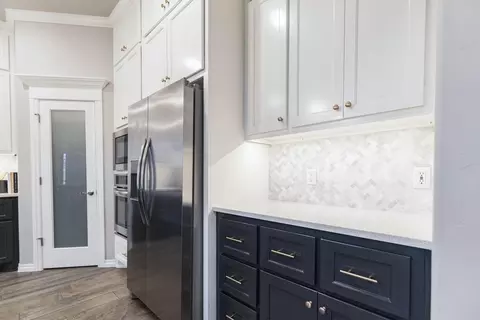 Kitchen - 932 Hydrangea Way, Edmond, OK 73034 photo 2 of 19