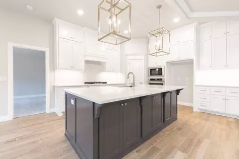 Kitchen - 932 Hydrangea Way, Edmond, OK 73034 photo 9 of 19