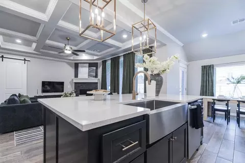 Kitchen - 932 Hydrangea Way, Edmond, OK 73034 photo 5 of 19