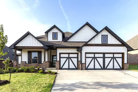 Exterior - 932 Hydrangea Way, Edmond, OK 73034 photo 3 of 35