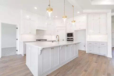 Kitchen - 932 Hydrangea Way, Edmond, OK 73034 photo 7 of 19