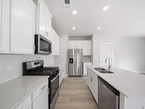 Kitchen - 512 Hadlow St, Greer, SC 29651 photo 2 of 5