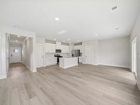 Living - 512 Hadlow St, Greer, SC 29651 photo 2 of 5