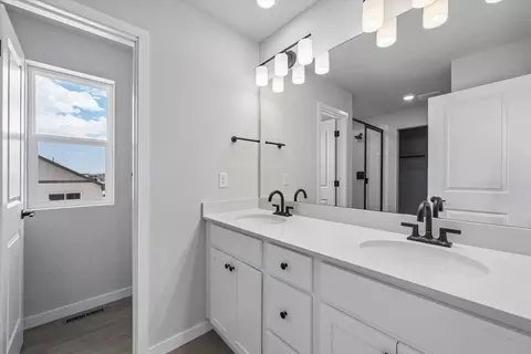Bath - 20224 E 59th Ave, Aurora, CO 80019 photo 2 of 3