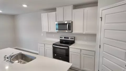 Kitchen - 9703 Dutton Ln, Milton, FL 32583 photo 4 of 10
