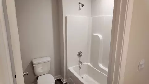 Bath - 9703 Dutton Ln, Milton, FL 32583 photo 5 of 7