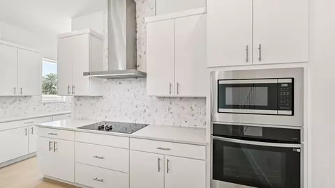 Kitchen - 8230 Golden Beach Ct, Parrish, FL 34219 photo 3 of 6
