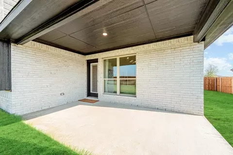 Exterior - 301 River Meadows Ln, Argyle, TX 76226 photo 4 of 9