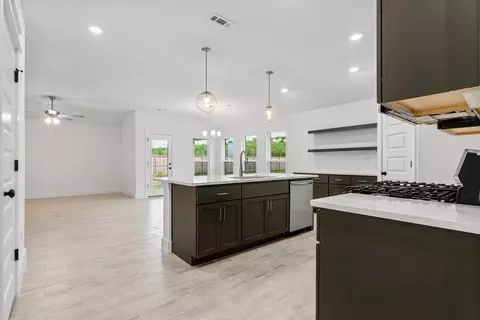 Kitchen - 805 Klenc Rd, Springdale, AR 72762 photo 12 of 15