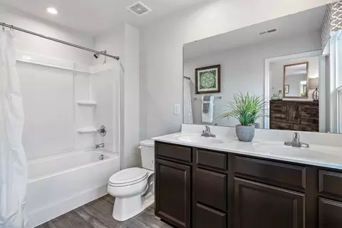 Bath - 1435 Silverleaf Oak St, Sidney, OH 45365 photo 2 of 4