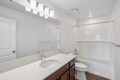 Bath - 2422 128th Pl SE, Everett, WA 98208 photo 2 of 4